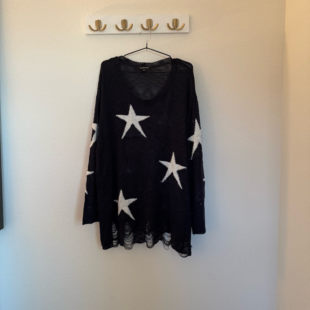 DAVI & DANI Distressed Knit Sweater with White Stars